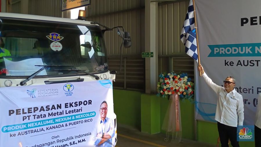 Menteri Perdagangan Zulkifli Hasan  saat melepas ekspor baja hari ini, Jumat (21/6/2024). (CNBC Indonesia/Martyasari Rizky)