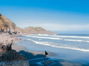 Pantai di Kebumen Punya Air Terjun yang Mengalir ke Samudra Hindia