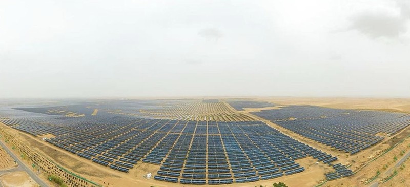 Pembangunan “Tembok Besar Fotovoltaik,” yang terdiri dari deretan panel surya biru. (Instagram/chinaembassyindonesia)
