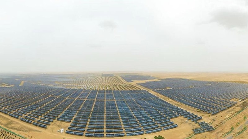 Pembangunan “Tembok Besar Fotovoltaik,” yang terdiri dari deretan panel surya biru. (Instagram/chinaembassyindonesia)