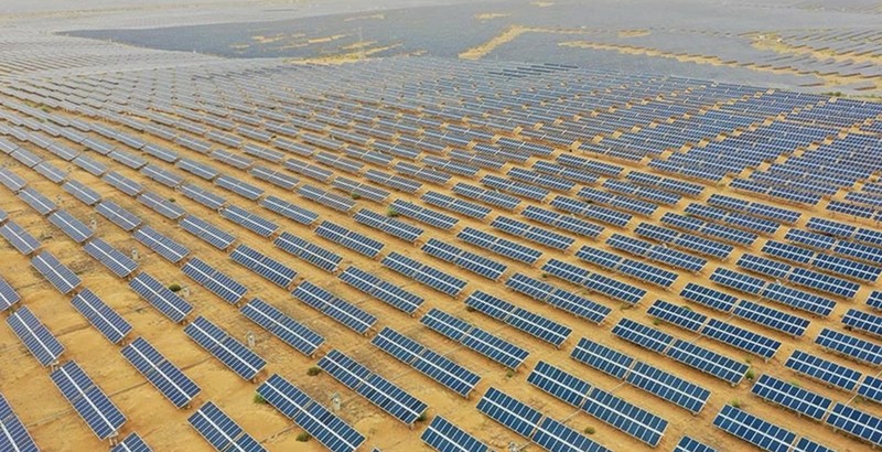 Pembangunan “Tembok Besar Fotovoltaik,” yang terdiri dari deretan panel surya biru. (Instagram/chinaembassyindonesia)