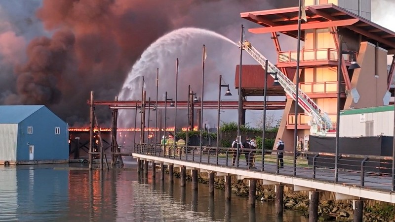 Asap mengepul dari kebakaran di dekat River Rock Casino di Vancouver, British Columbia, Kanada, 20 Juni 2024, dalam gambar diam yang diperoleh dari media sosial. (video by Reuters/via REUTERS)