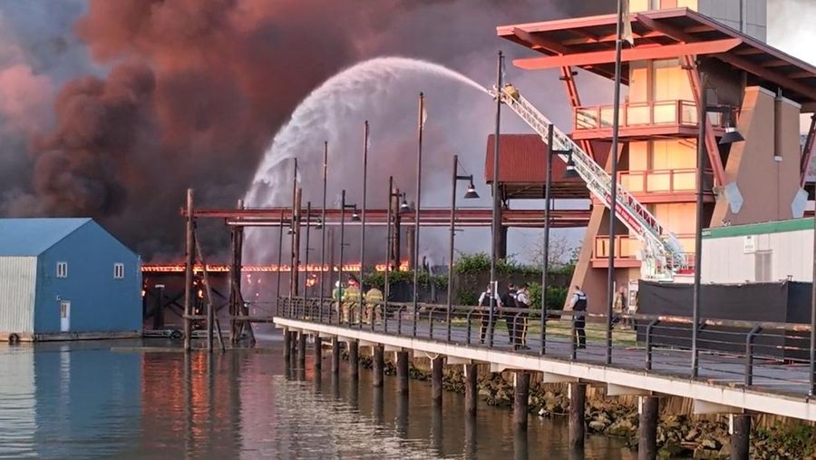 Asap mengepul dari kebakaran di dekat River Rock Casino di Vancouver, British Columbia, Kanada, 20 Juni 2024, dalam gambar diam yang diperoleh dari media sosial. (video by Reuters/via REUTERS)