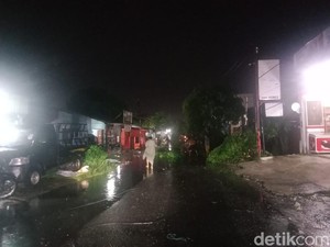 Mandala Medan Banjir karena Hujan Deras, di Perumnas Pohon Tumbang