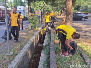 Cara Unik Polisi Basmi Sampah Berserakan di Jalanan Cirebon
