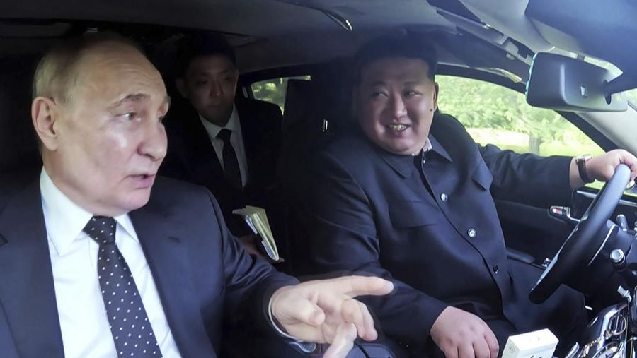 Presiden Rusia Vladimir Putin dan Pemimpin Korea Utara Kim Jong Un. (KCNA/Korea News Service via AP)