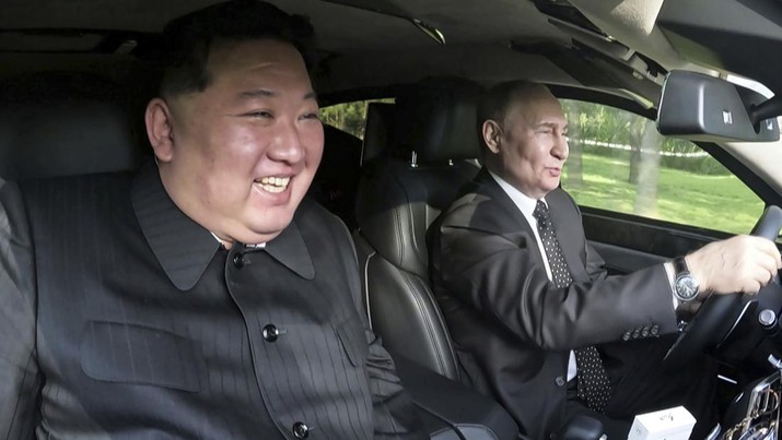 Presiden Rusia Vladimir Putin dan Pemimpin Korea Utara Kim Jong Un. (KCNA/Korea News Service via AP)