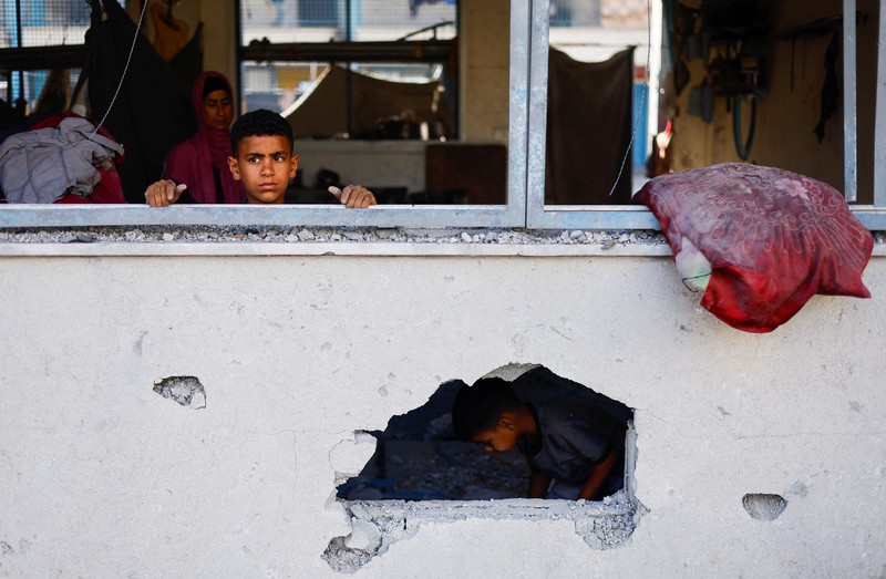 Pengungsi Palestina berlindung di Sekolah PBB, yang rusak akibat serangan udara Israel, di tengah konflik Israel-Hamas, di Khan Younis, di selatan Jalur Gaza, 20 Juni 2024. Pengungsi Palestina berlindung di Sekolah PBB, yang rusak akibat serangan udara Israel, di tengah konflik Israel-Hamas, di Khan Younis, di selatan Jalur Gaza, 20 Juni 2024. (REUTERS/Doaa Mohammed)