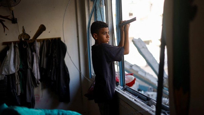 Pengungsi Palestina berlindung di Sekolah PBB, yang rusak akibat serangan udara Israel, di tengah konflik Israel-Hamas, di Khan Younis, di selatan Jalur Gaza, 20 Juni 2024. (REUTERS/Doaa Mohammed)