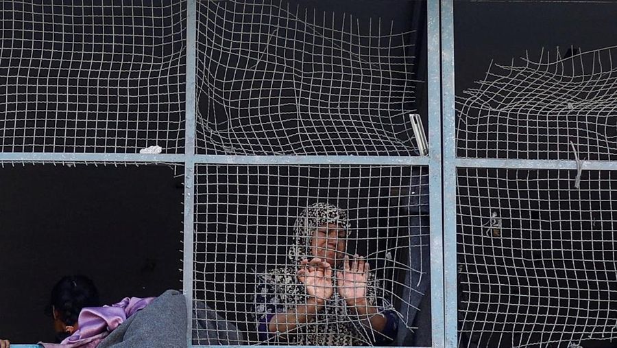 Pengungsi Palestina berlindung di Sekolah PBB, yang rusak akibat serangan udara Israel, di tengah konflik Israel-Hamas, di Khan Younis, di selatan Jalur Gaza, 20 Juni 2024. (REUTERS/Doaa Mohammed)