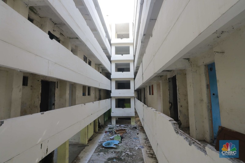 Suasana kondisi Rumah Susun Sederhana Sewa (Rusunawa) Marunda yang tidak terawat, Jakarta, Jumat (21/6/2024). (CNBC Indonesia/Muhammad Sabki) Suasana kondisi Rumah Susun Sederhana Sewa (Rusunawa) Marunda yang tidak terawat, Jakarta, Jumat (21/6/2024). (CNBC Indonesia/Muhammad Sabki)