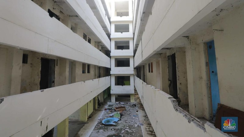 Suasana kondisi Rumah Susun Sederhana Sewa (Rusunawa) Marunda yang tidak terawat, Jakarta, Jumat (21/6/2024). (CNBC Indonesia/Muhammad Sabki)