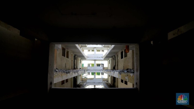 Suasana kondisi Rumah Susun Sederhana Sewa (Rusunawa) Marunda yang tidak terawat, Jakarta, Jumat (21/6/2024). (CNBC Indonesia/Muhammad Sabki)