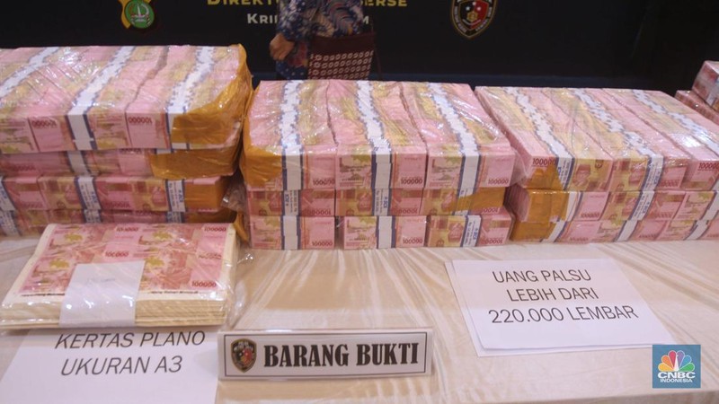 Subdit Ranmor Ditreskrimum Polda Metro Jaya berhasil menangkap 4 orang pelaku tindak pidana meniru atau memalsukan uang atau uang kertas negara atau uang kertas Bank Indonesia di Polda Metro Jaya, Jum'at (21/6/2024). (CNBC Indonesia/Muhammad Sabki)