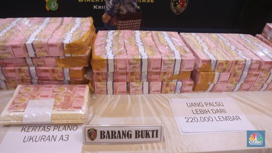 Subdit Ranmor Ditreskrimum Polda Metro Jaya berhasil menangkap 4 orang pelaku tindak pidana meniru atau memalsukan uang atau uang kertas negara atau uang kertas Bank Indonesia di Polda Metro Jaya, Jum'at (21/6/2024). (CNBC Indonesia/Muhammad Sabki)