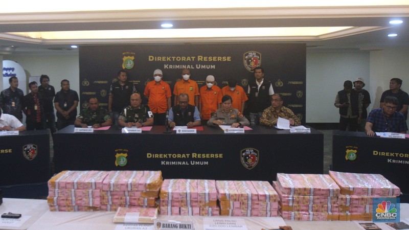 Subdit Ranmor Ditreskrimum Polda Metro Jaya berhasil menangkap 4 orang pelaku tindak pidana meniru atau memalsukan uang atau uang kertas negara atau uang kertas Bank Indonesia di Polda Metro Jaya, Jum'at (21/6/2024). Subdit Ranmor Ditreskrimum Polda Metro Jaya berhasil menangkap 4 orang pelaku tindak pidana meniru atau memalsukan uang atau uang kertas negara atau uang kertas Bank Indonesia di Polda Metro Jaya, Jum'at (21/6/2024). (CNBC Indonesia/Muhammad Sabki)