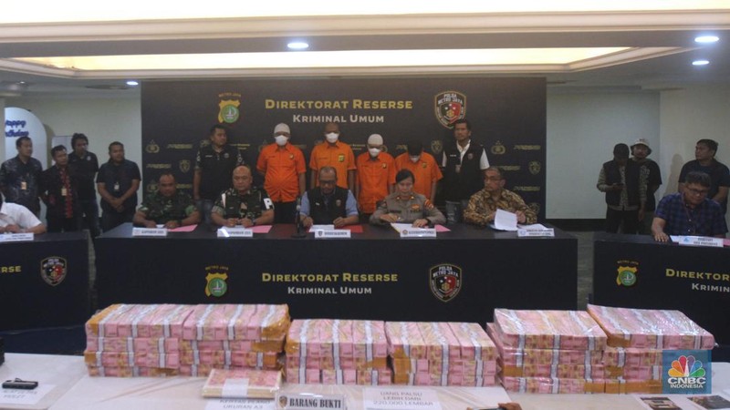 Subdit Ranmor Ditreskrimum Polda Metro Jaya berhasil menangkap 4 orang pelaku tindak pidana meniru atau memalsukan uang atau uang kertas negara atau uang kertas Bank Indonesia di Polda Metro Jaya, Jum'at (21/6/2024). (CNBC Indonesia/Muhammad Sabki)