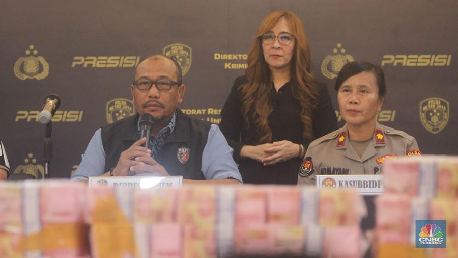 Subdit Ranmor Ditreskrimum Polda Metro Jaya berhasil menangkap 4 orang pelaku tindak pidana meniru atau memalsukan uang atau uang kertas negara atau uang kertas Bank Indonesia di Polda Metro Jaya, Jum'at (21/6/2024). (CNBC Indonesia/Muhammad Sabki)