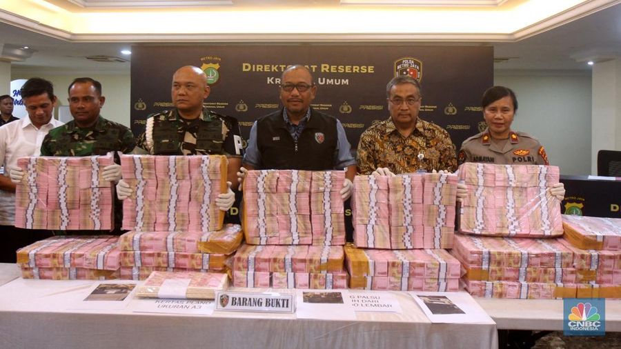 Subdit Ranmor Ditreskrimum Polda Metro Jaya berhasil menangkap 4 orang pelaku tindak pidana meniru atau memalsukan uang atau uang kertas negara atau uang kertas Bank Indonesia di Polda Metro Jaya, Jum'at (21/6/2024). (CNBC Indonesia/Muhammad Sabki)