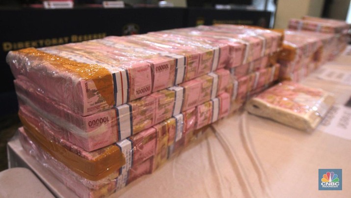 Subdit Ranmor Ditreskrimum Polda Metro Jaya berhasil menangkap 4 orang pelaku tindak pidana meniru atau memalsukan uang atau uang kertas negara atau uang kertas Bank Indonesia di Polda Metro Jaya, Jum'at (21/6/2024). (CNBC Indonesia/Muhammad Sabki)