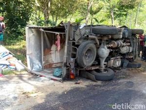 Diduga Rem Blong, Truk Muat Beras di Pasuruan Tabrak Pemotor hingga Tewas