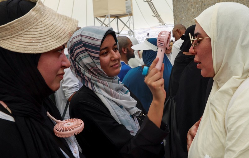 Umat muslim melaksanakan ibadah haji saat cuaca panas ekstrem di Mina, Arab Saudi. (REUTERS/Saleh Salem) Umat muslim melaksanakan ibadah haji saat cuaca panas ekstrem di Mina, Arab Saudi. (REUTERS/Saleh Salem)