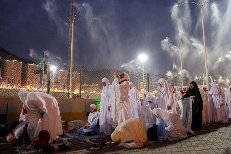 Umat muslim melaksanakan ibadah haji saat cuaca panas ekstrem di Mina, Arab Saudi. (REUTERS/Saleh Salem)