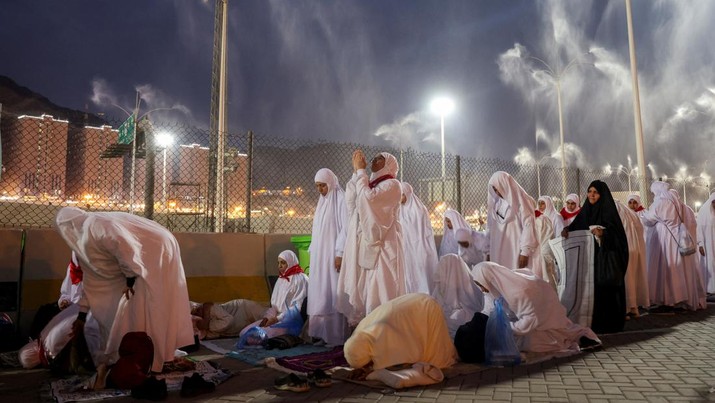 Umat muslim melaksanakan ibadah haji saat cuaca panas ekstrem di Mina, Arab Saudi. (REUTERS/Saleh Salem)