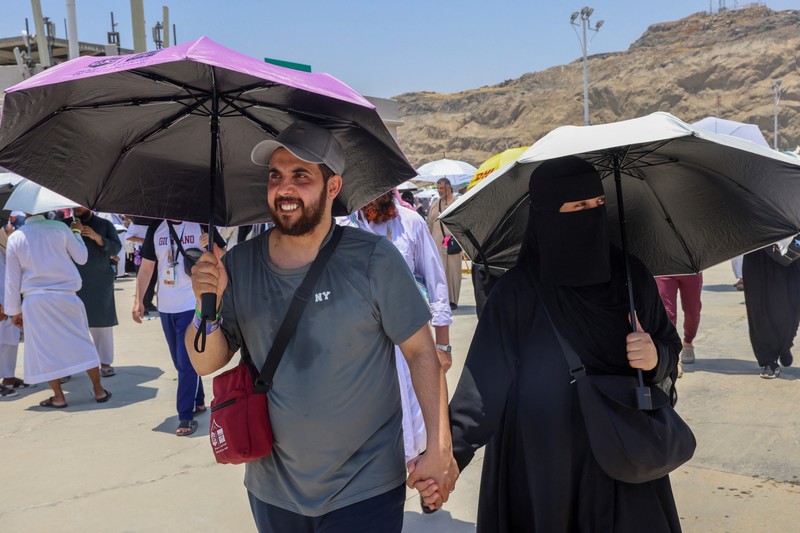 Umat muslim melaksanakan ibadah haji saat cuaca panas ekstrem di Mina, Arab Saudi. (REUTERS/Saleh Salem) Umat muslim melaksanakan ibadah haji saat cuaca panas ekstrem di Mina, Arab Saudi. (REUTERS/Saleh Salem)