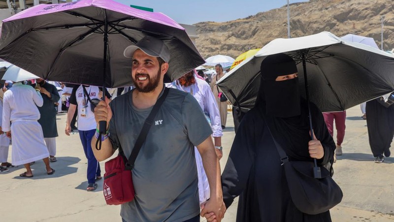 Umat muslim melaksanakan ibadah haji saat cuaca panas ekstrem di Mina, Arab Saudi. (REUTERS/Saleh Salem)
