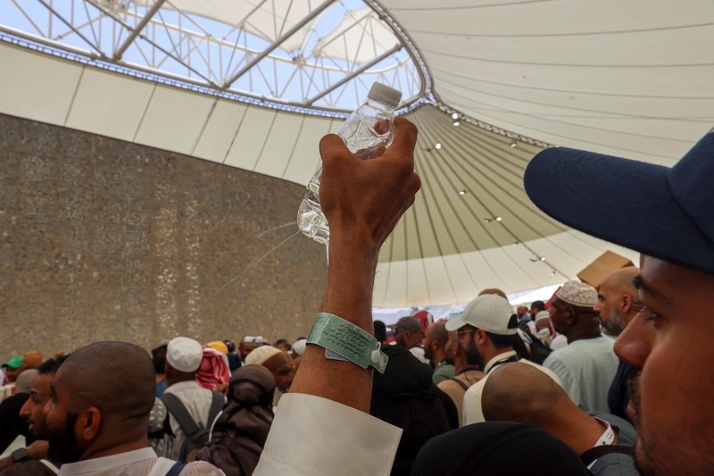 Umat muslim melaksanakan ibadah haji saat cuaca panas ekstrem di Mina, Arab Saudi. (REUTERS/Saleh Salem) Umat muslim melaksanakan ibadah haji saat cuaca panas ekstrem di Mina, Arab Saudi. (REUTERS/Saleh Salem)