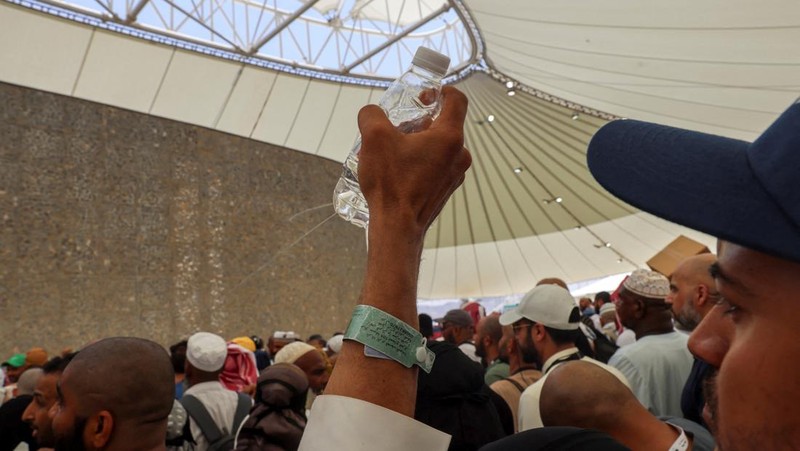 Umat muslim melaksanakan ibadah haji saat cuaca panas ekstrem di Mina, Arab Saudi. (REUTERS/Saleh Salem)