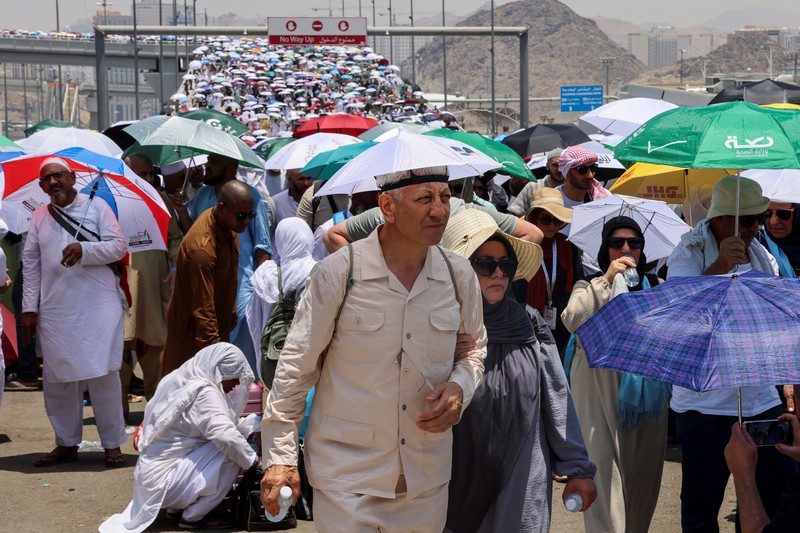Umat muslim melaksanakan ibadah haji saat cuaca panas ekstrem di Mina, Arab Saudi. (REUTERS/Saleh Salem) Umat muslim melaksanakan ibadah haji saat cuaca panas ekstrem di Mina, Arab Saudi. (REUTERS/Saleh Salem)