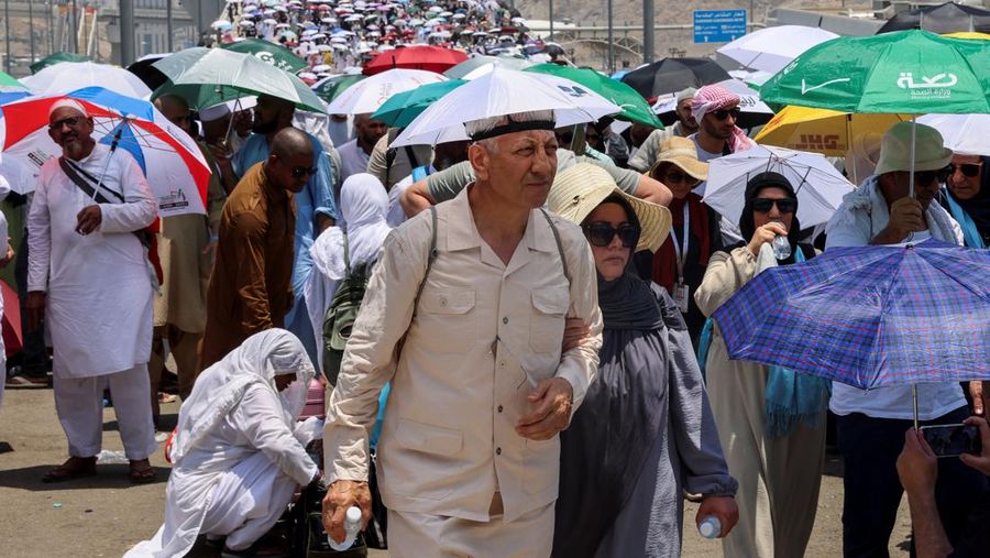 Umat muslim melaksanakan ibadah haji saat cuaca panas ekstrem di Mina, Arab Saudi. (REUTERS/Saleh Salem)