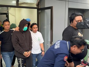 Penampakan Perdana Virgoun dan Rekan Wanitanya Usai Ditangkap Terkait Narkoba