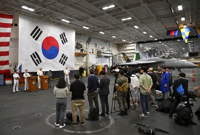 Kapal induk bertenaga nuklir berlabuh di Busan, Korea Selatan, 22 Juni 2024. (South Korea Defense Ministry via AP) Kapal induk bertenaga nuklir berlabuh di Busan, Korea Selatan, 22 Juni 2024. (South Korea Defense Ministry via AP)