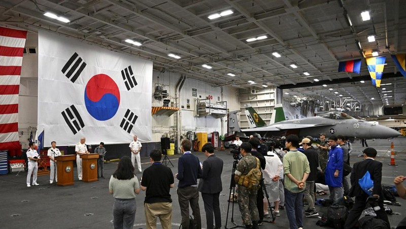 Kapal induk bertenaga nuklir berlabuh di Busan, Korea Selatan, 22 Juni 2024. (South Korea Defense Ministry via AP)