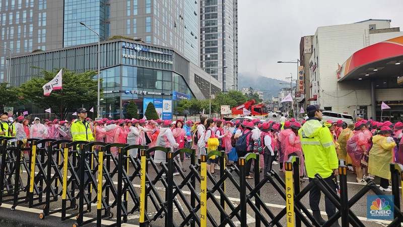 Belasan ribu pekerja di Seoul, Korea Selatan, yang tergabung dalam serikat pekerja melakukan unjuk rasa di area Balai Kota, Jung District. Pantauan CNBC Indonesia, area Myeongdong mulai dikepung para pekerja sejak pukul 16.00 sore waktu setempat. (CNBC Indonesia/Kartini Bohang) Belasan ribu pekerja di Seoul, Korea Selatan, yang tergabung dalam serikat pekerja melakukan unjuk rasa di area Balai Kota, Jung District. Pantauan CNBC Indonesia, area Myeongdong mulai dikepung para pekerja sejak pukul 16.00 sore waktu setempat. (CNBC Indonesia/Kartini Bohang)