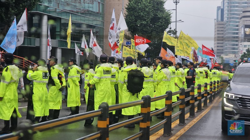 Belasan ribu pekerja di Seoul, Korea Selatan, yang tergabung dalam serikat pekerja melakukan unjuk rasa di area Balai Kota, Jung District. Pantauan CNBC Indonesia, area Myeongdong mulai dikepung para pekerja sejak pukul 16.00 sore waktu setempat. (CNBC Indonesia/Kartini Bohang) Belasan ribu pekerja di Seoul, Korea Selatan, yang tergabung dalam serikat pekerja melakukan unjuk rasa di area Balai Kota, Jung District. Pantauan CNBC Indonesia, area Myeongdong mulai dikepung para pekerja sejak pukul 16.00 sore waktu setempat. (CNBC Indonesia/Kartini Bohang)