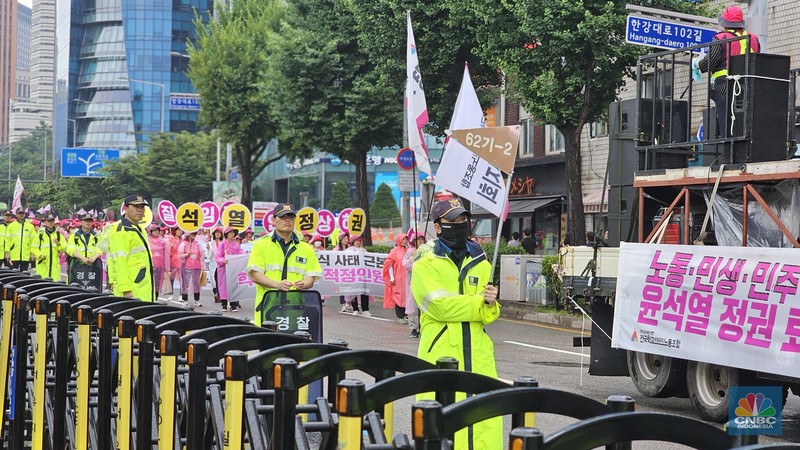 Belasan ribu pekerja di Seoul, Korea Selatan, yang tergabung dalam serikat pekerja melakukan unjuk rasa di area Balai Kota, Jung District. Pantauan CNBC Indonesia, area Myeongdong mulai dikepung para pekerja sejak pukul 16.00 sore waktu setempat. (CNBC Indonesia/Kartini Bohang) Belasan ribu pekerja di Seoul, Korea Selatan, yang tergabung dalam serikat pekerja melakukan unjuk rasa di area Balai Kota, Jung District. Pantauan CNBC Indonesia, area Myeongdong mulai dikepung para pekerja sejak pukul 16.00 sore waktu setempat. (CNBC Indonesia/Kartini Bohang)