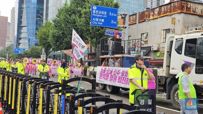 Belasan ribu pekerja di Seoul, Korea Selatan, yang tergabung dalam serikat pekerja melakukan unjuk rasa di area Balai Kota, Jung District. Pantauan CNBC Indonesia, area Myeongdong mulai dikepung para pekerja sejak pukul 16.00 sore waktu setempat. (CNBC Indonesia/Kartini Bohang) Belasan ribu pekerja di Seoul, Korea Selatan, yang tergabung dalam serikat pekerja melakukan unjuk rasa di area Balai Kota, Jung District. Pantauan CNBC Indonesia, area Myeongdong mulai dikepung para pekerja sejak pukul 16.00 sore waktu setempat. (CNBC Indonesia/Kartini Bohang)