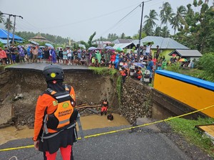Pemotor di Gorontalo Jatuh di Jalan Putus Diterjang Banjir, Korban Hilang