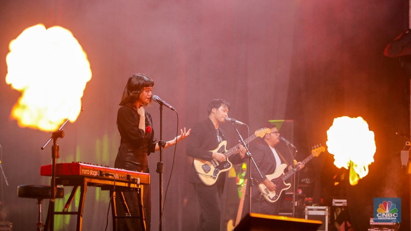 Penonton memadati Allo Fest 2024 di Istora Senayan, Jakarta, Sabtu (22/6/2022). Allo Bank kembali menggelar Allo Fest yang menghadirkan sederet musisi ternama mulai dari Way V hingga Hindia. (CNBC Indonesia/Faisal Rahman)