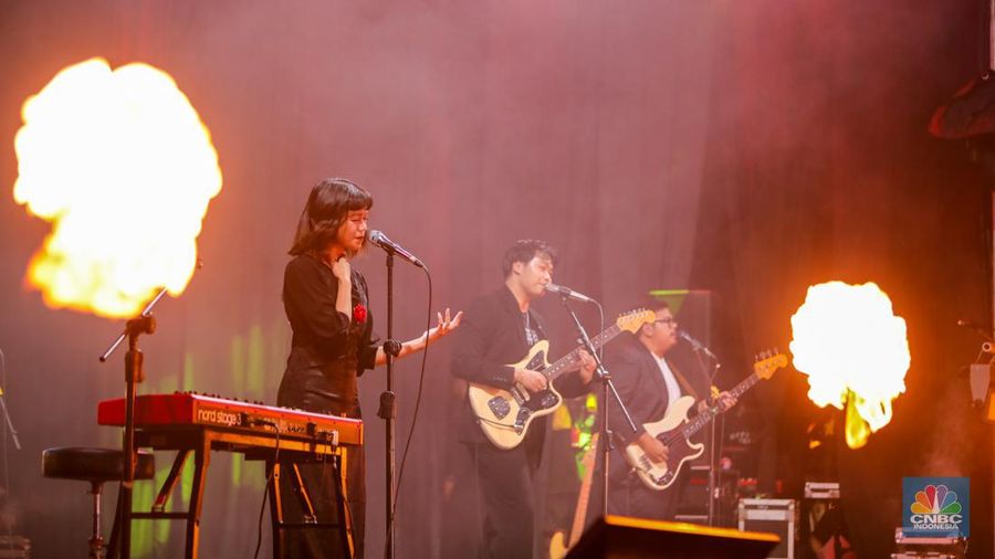 Penonton memadati Allo Fest 2024 di Istora Senayan, Jakarta, Sabtu (22/6/2022). Allo Bank kembali menggelar Allo Fest yang menghadirkan sederet musisi ternama mulai dari Way V hingga Hindia. (CNBC Indonesia/Faisal Rahman)