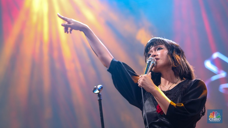 Penonton memadati Allo Fest 2024 di Istora Senayan, Jakarta, Sabtu (22/6/2022). Allo Bank kembali menggelar Allo Fest yang menghadirkan sederet musisi ternama mulai dari Way V hingga Hindia. (CNBC Indonesia/Faisal Rahman) Penonton memadati Allo Fest 2024 di Istora Senayan, Jakarta, Sabtu (22/6/2022). Allo Bank kembali menggelar Allo Fest yang menghadirkan sederet musisi ternama mulai dari Way V hingga Hindia. (CNBC Indonesia/Faisal Rahman)