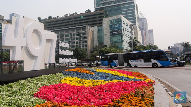 Penumpang menaiki LRT Jakarta saat melintas di kawasan Rawamangun, Jakarta, Sabtu (22/6/2024). (CNBC Indonesia/Faisal Rahman) Penumpang menaiki LRT Jakarta saat melintas di kawasan Rawamangun, Jakarta, Sabtu (22/6/2024). (CNBC Indonesia/Faisal Rahman)