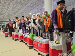 Jemaah Haji Kloter SUB-01 Surabaya Pertama Pulang ke Tanah Air