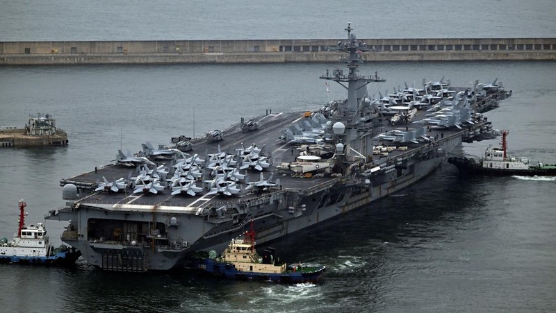 Kapal induk bertenaga nuklir berlabuh di Busan, Korea Selatan, 22 Juni 2024. (South Korea Defense Ministry via AP)