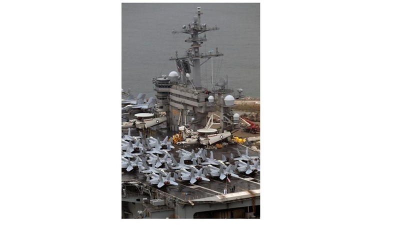 Kapal induk bertenaga nuklir berlabuh di Busan, Korea Selatan, 22 Juni 2024. (South Korea Defense Ministry via AP)