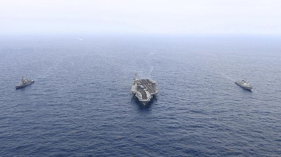 Kapal induk bertenaga nuklir berlabuh di Busan, Korea Selatan, 22 Juni 2024. (South Korea Defense Ministry via AP)